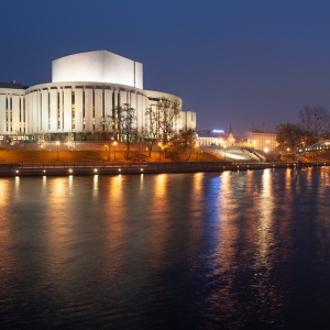 Budynek opery w Bydgoszczy wieczorem, widok z wody