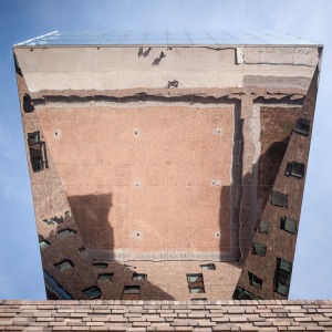 fotografia lustrzanej  ściany hotelu nhow w Berlinie
