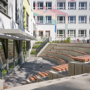 Patio nowej części szkoły w Schwedt Niemcy