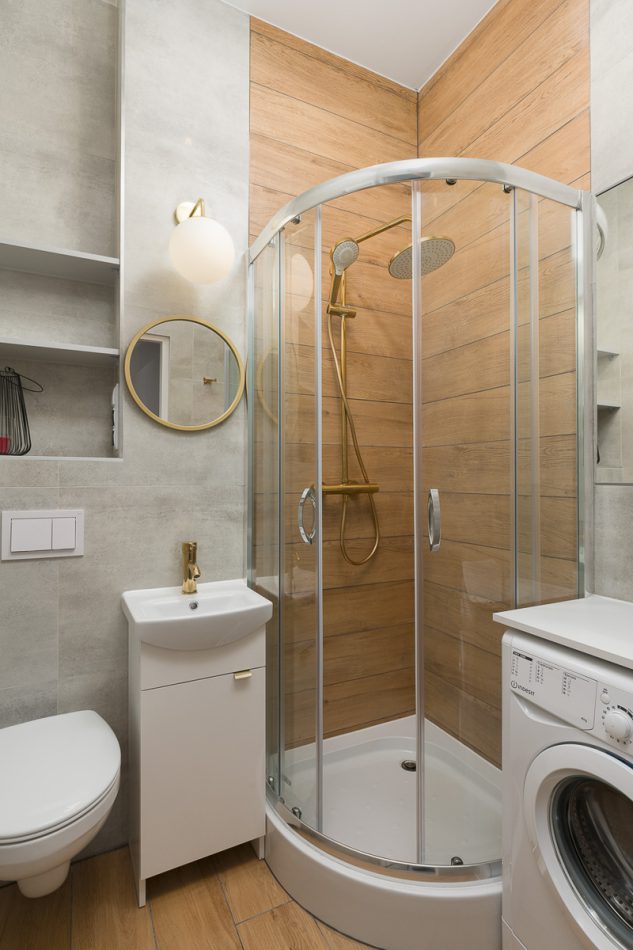 zdjęcie pionowe łazienki z dodtakami w odcieniach złota