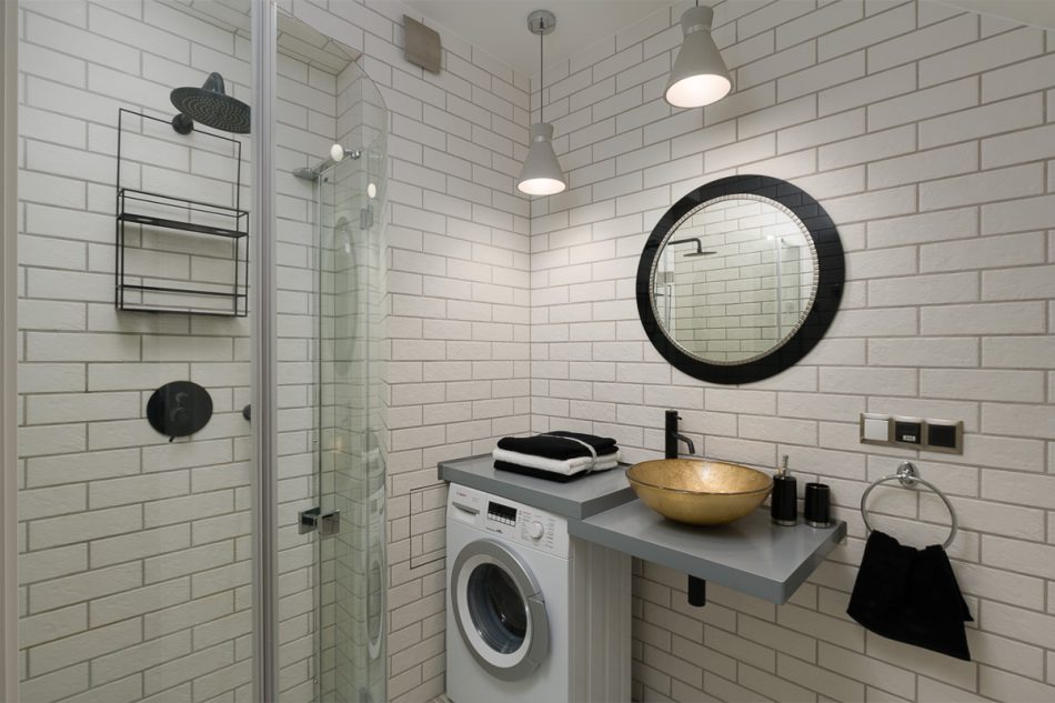 łazienka w białych odcieniach z cegiełką, apartament premium w Ustroniu Morskim