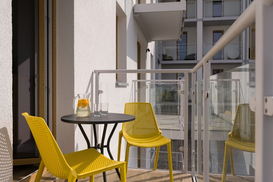 Sesja zdjęciowa apartamentu w Dziwnówku, balkon przygotowany do wypoczynku