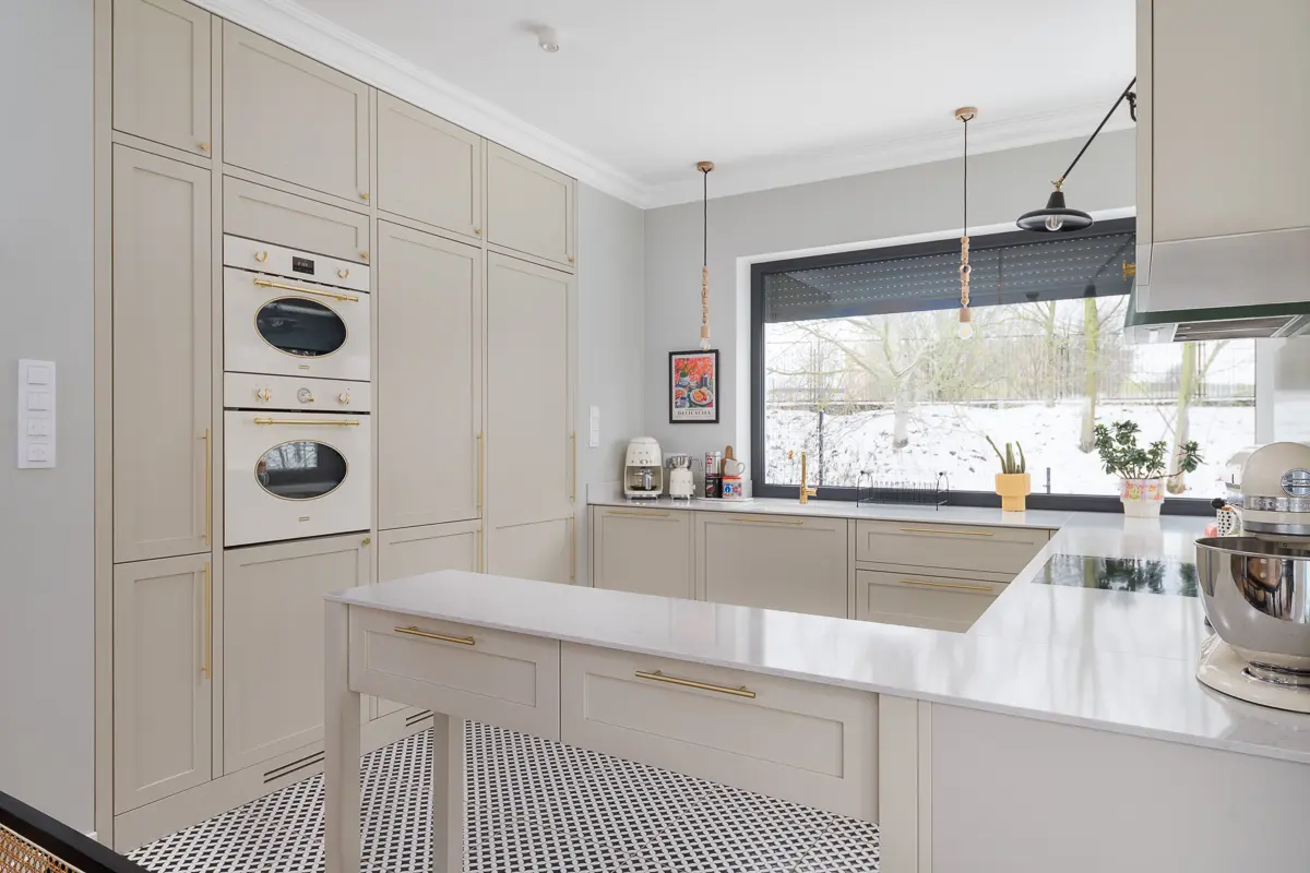 Nowoczesna kuchnia w stylu boho z dużą ilością naturalnego światła.