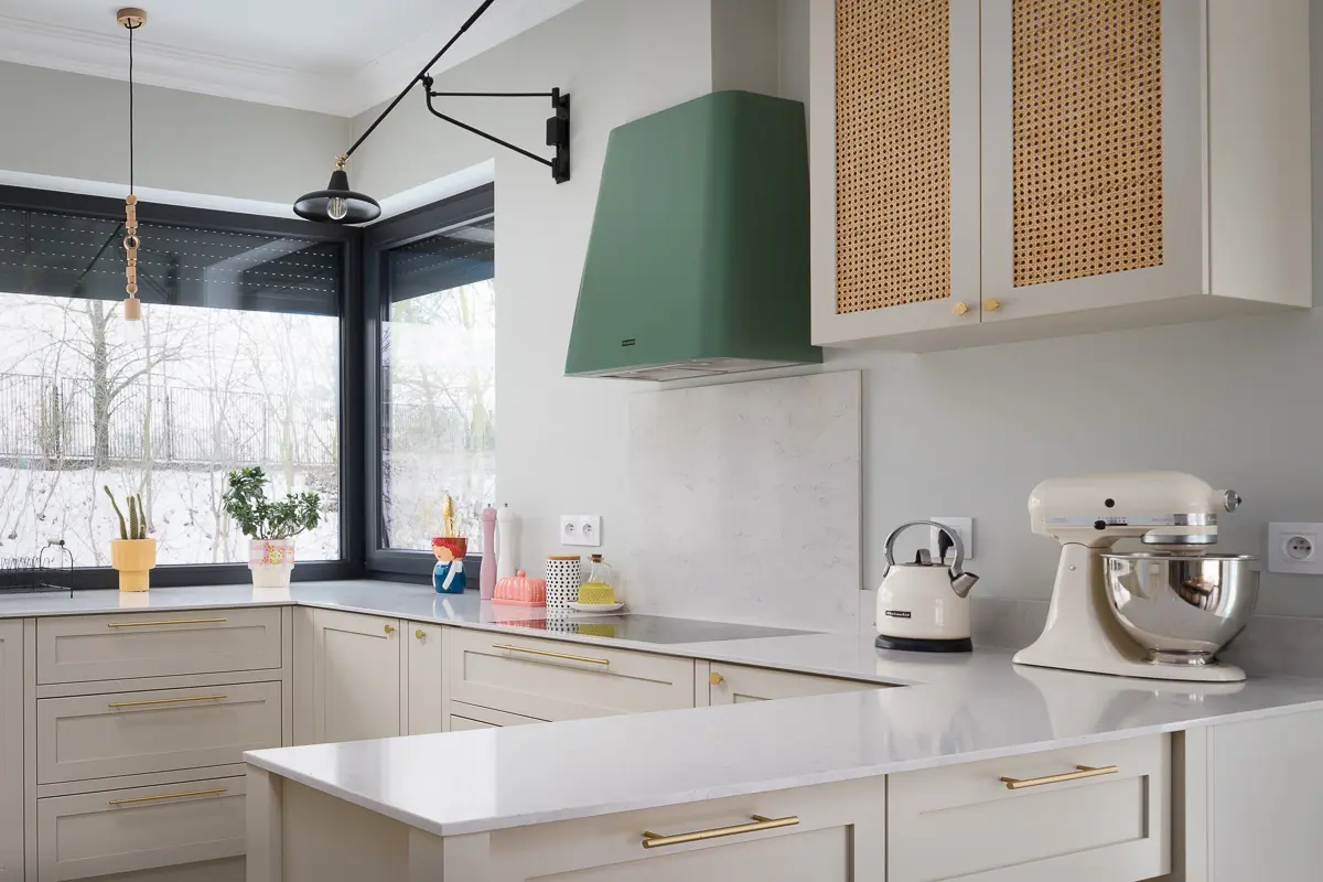 Unikalny zielony okap jako centralny punkt aranżacji kuchni.