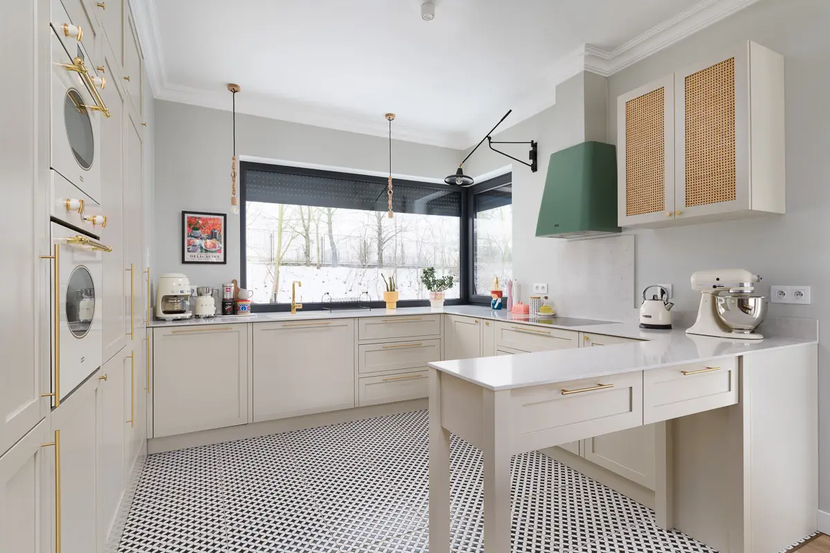 Nowoczesna kuchnia w stylu boho z dużą ilością naturalnego światła.