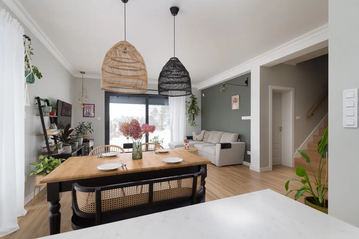 Przestronny i jasny salon połączony z jadalnią – fotografia nieruchomości Gorzów Wielkopolski.