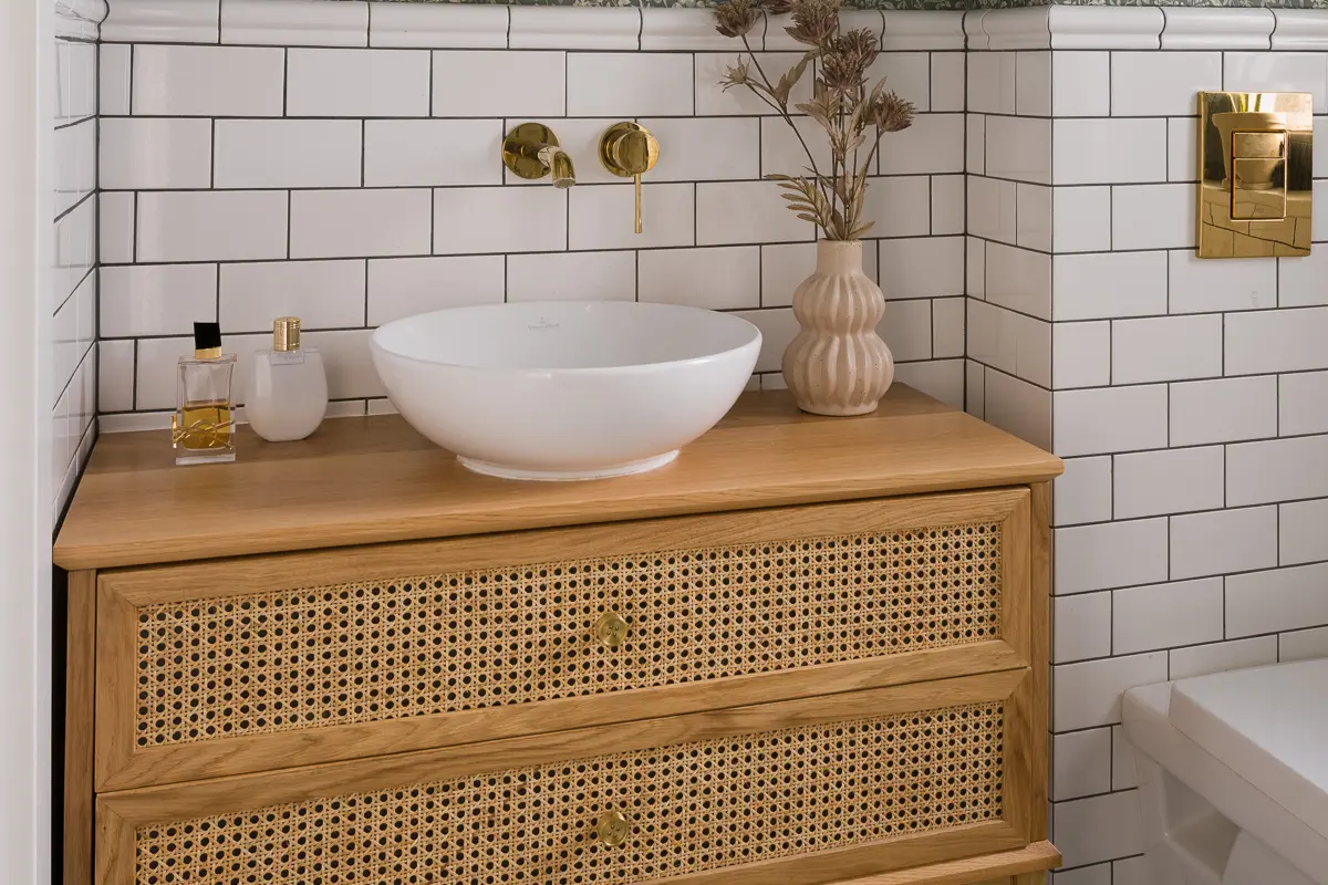 Mała łazienka z roślinnymi motywami i dodatkami z plecionki w klimacie naturalnym.